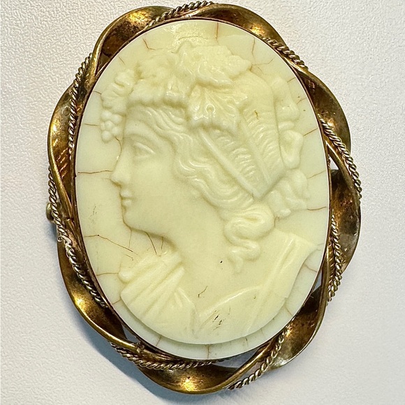 Antique Victorian Cameo Brooch - Picture 2 of 6